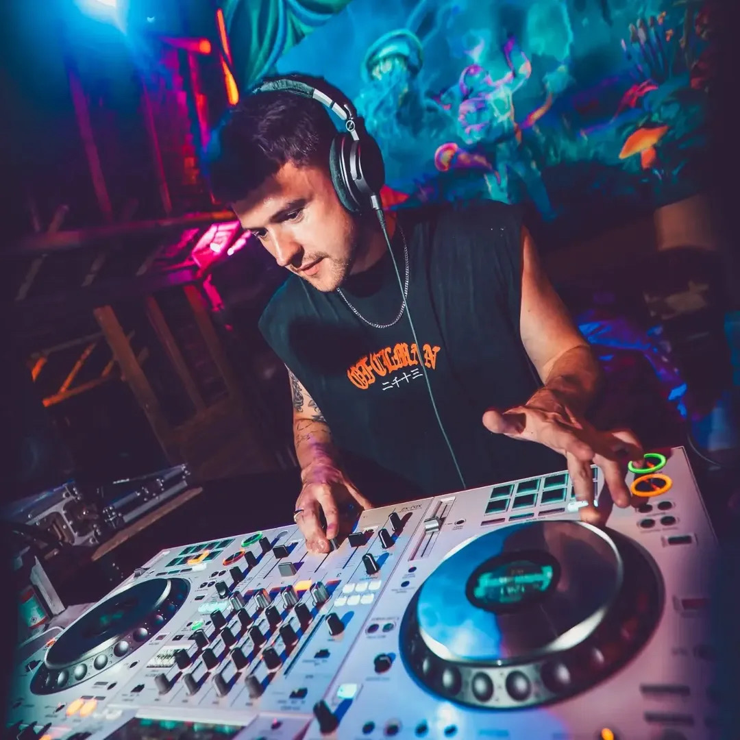 MILO, Latitude 9.51 Radio resident DJ